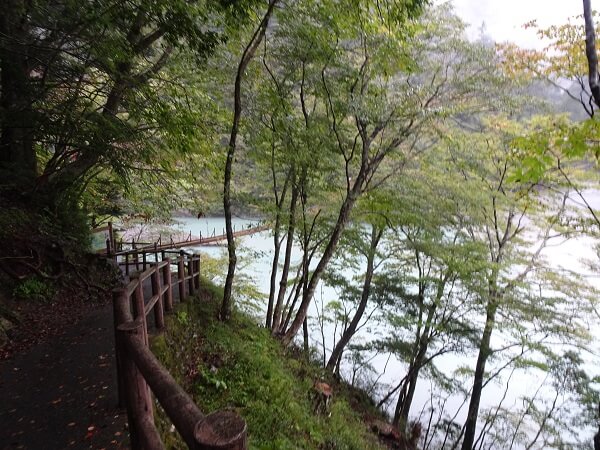 湖の色