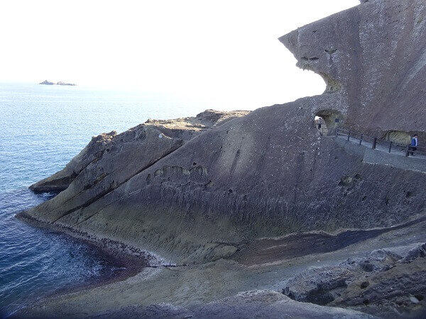 海に向かって吠える獅子岩